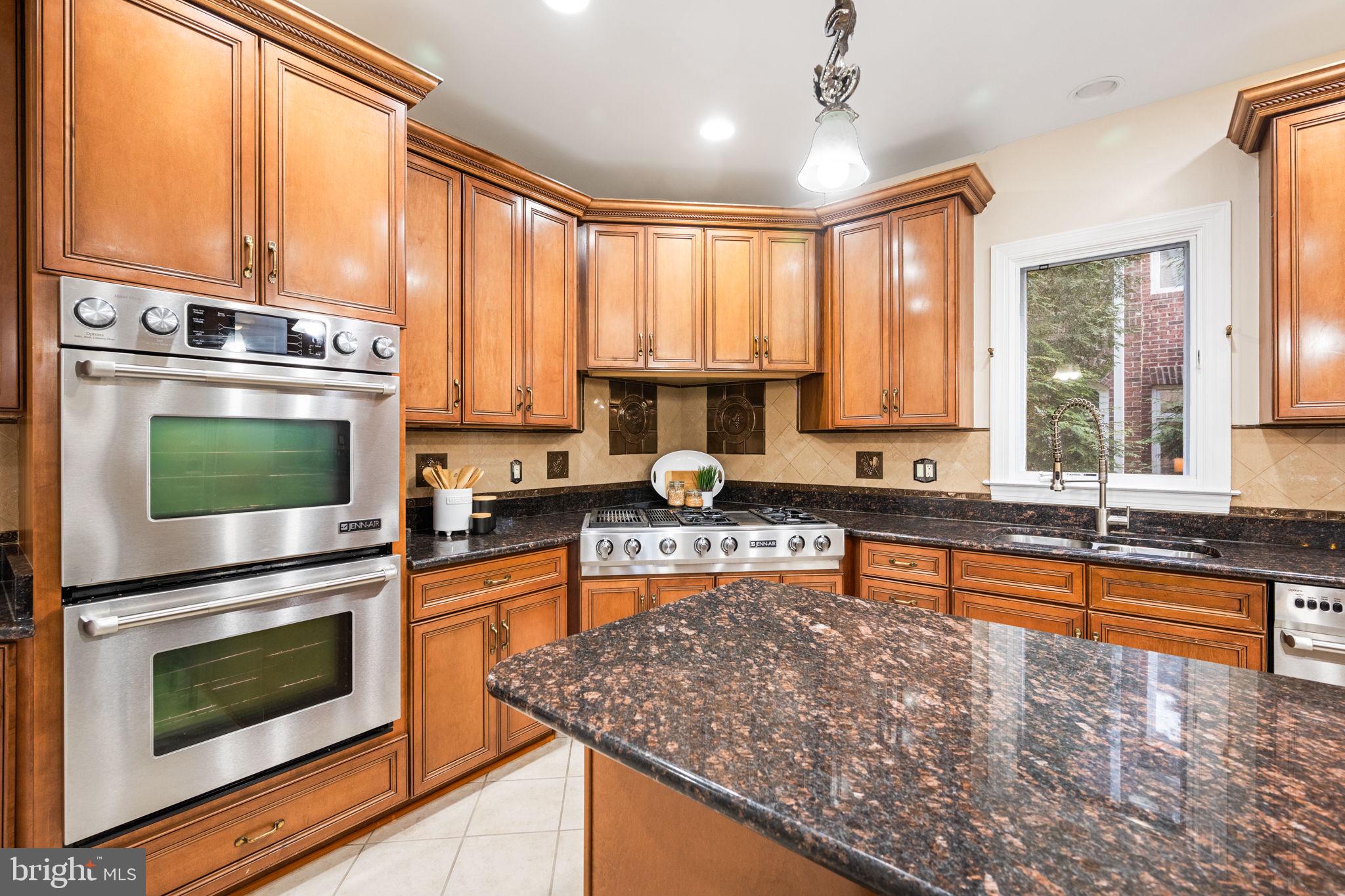 22962 Lois Ln