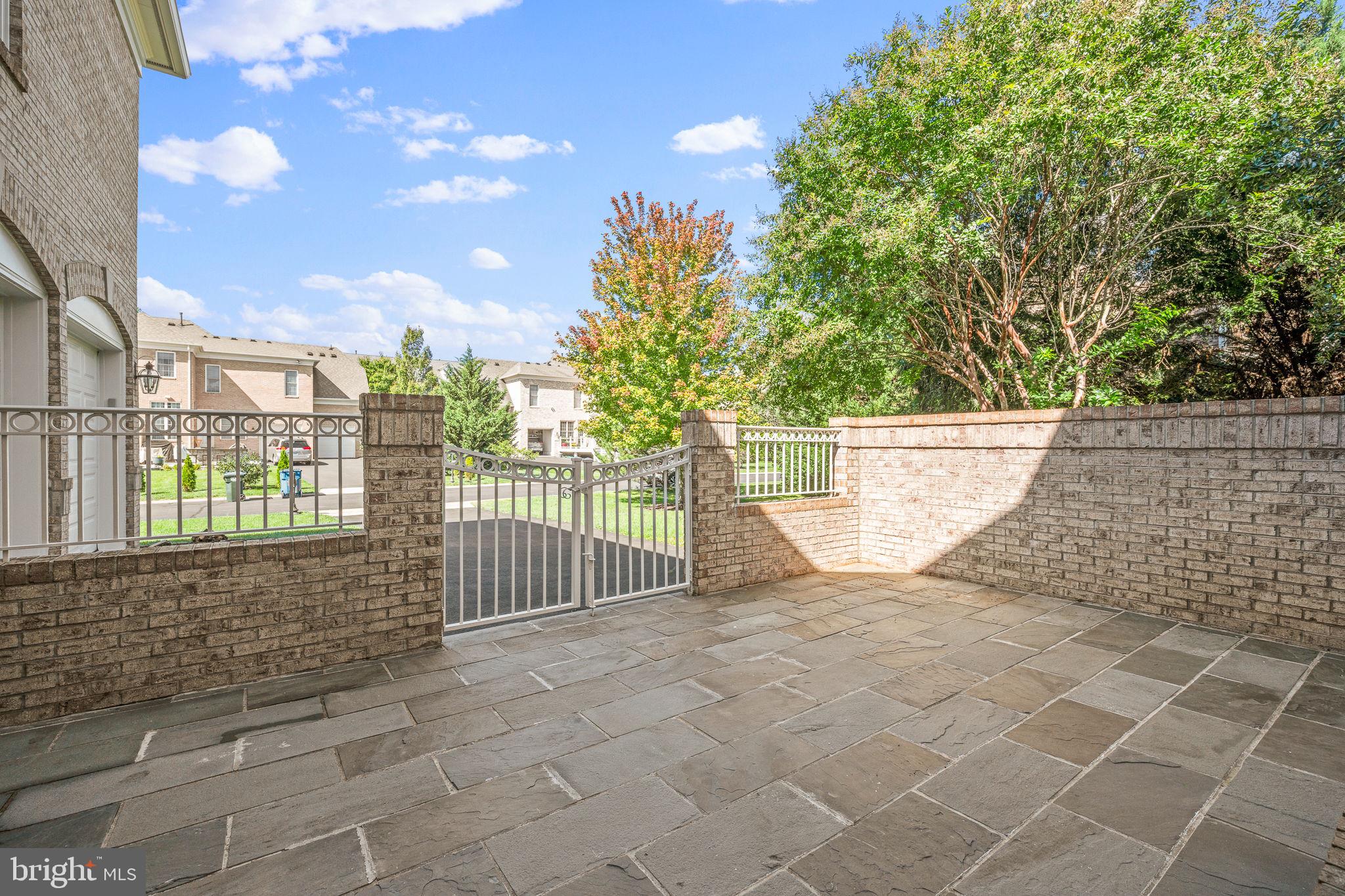 22962 Lois Ln