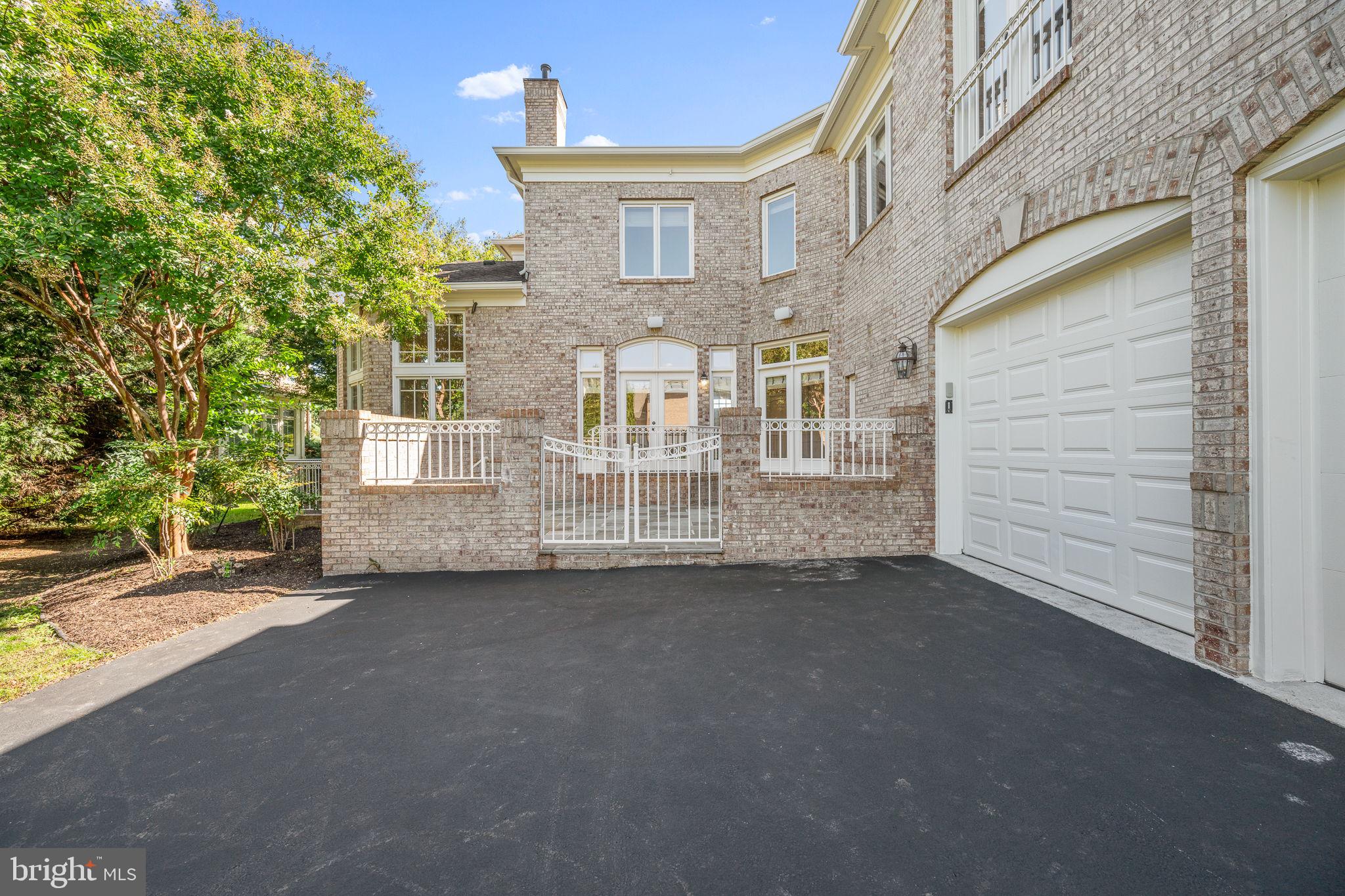 22962 Lois Ln