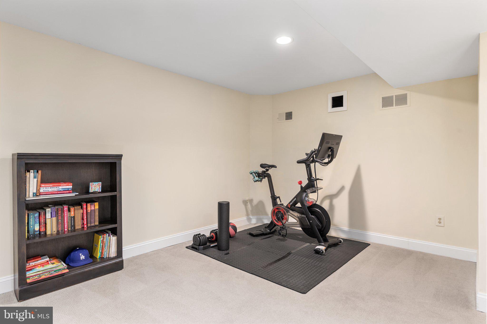 206 Andover Ct NE