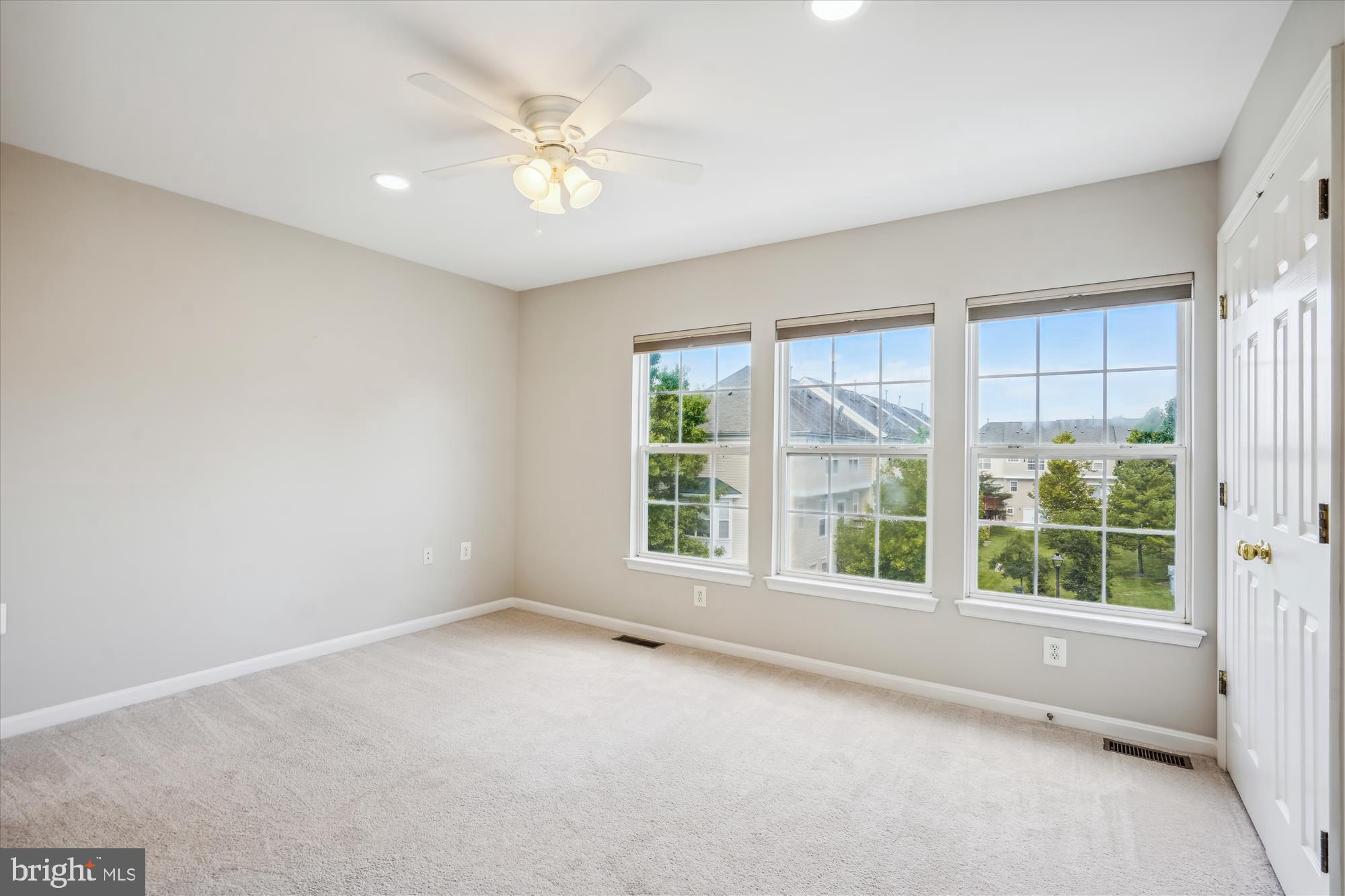 23076 Fontwell SQUARE