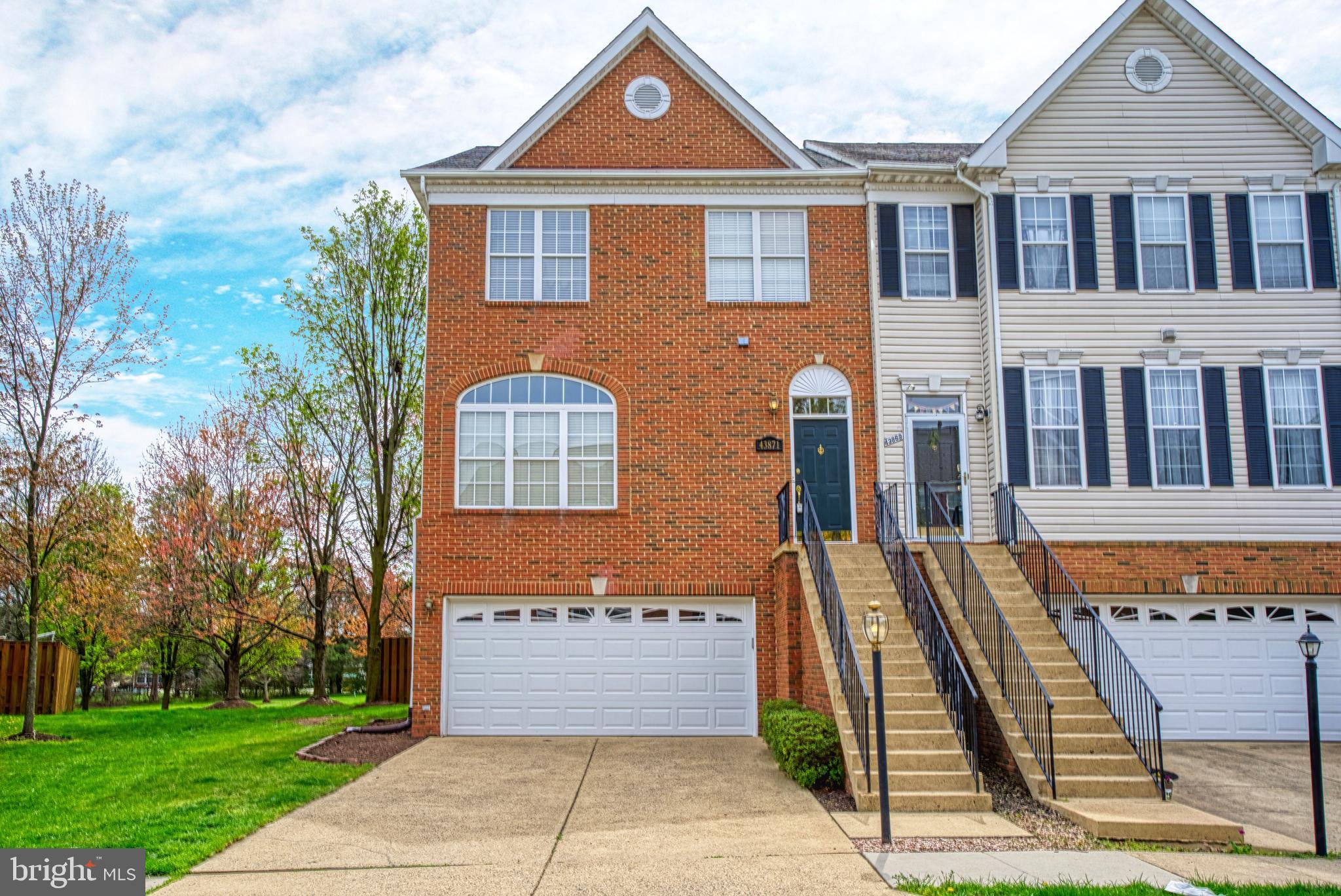 43871 Sandburg Sq