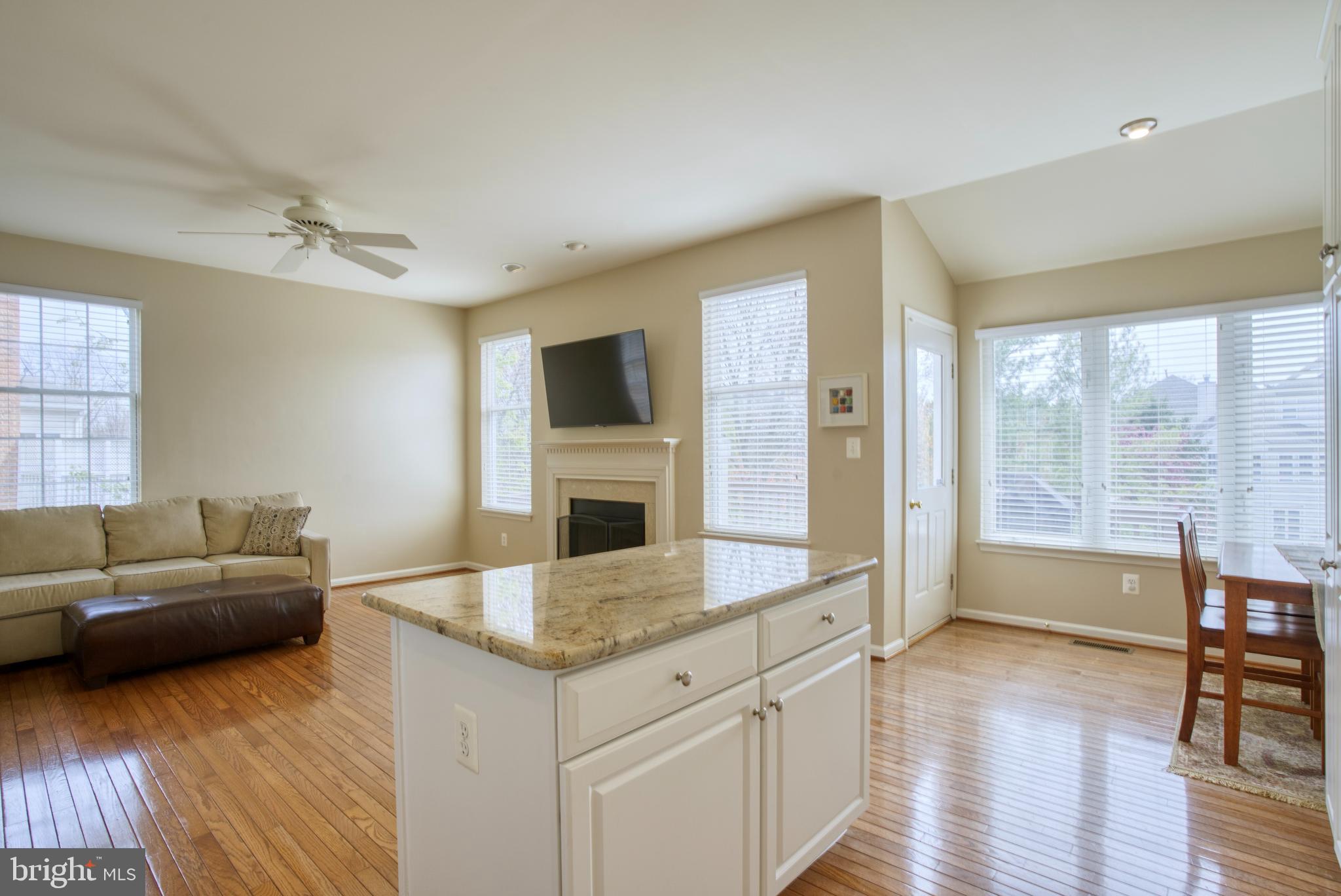 43871 Sandburg Sq