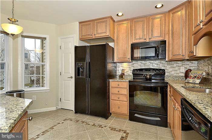208 Hackley Ct