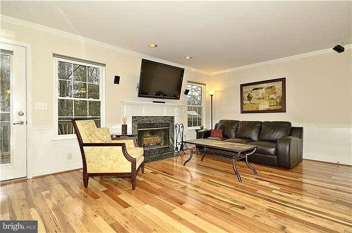 208 Hackley Ct