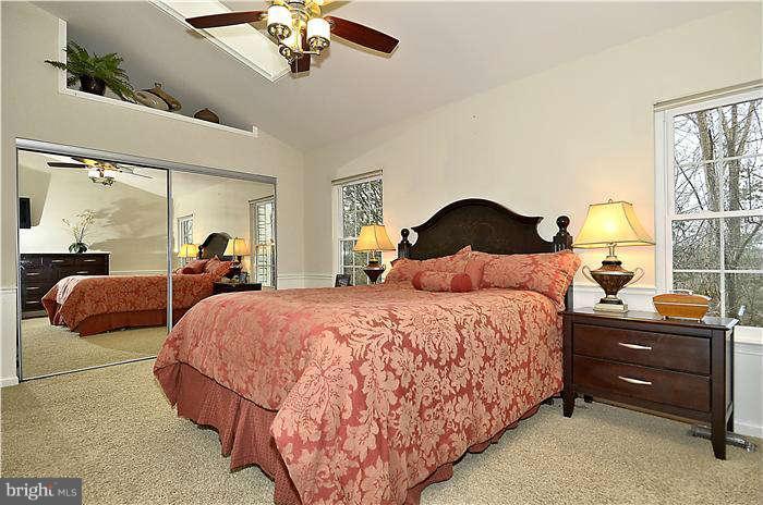 208 Hackley Ct