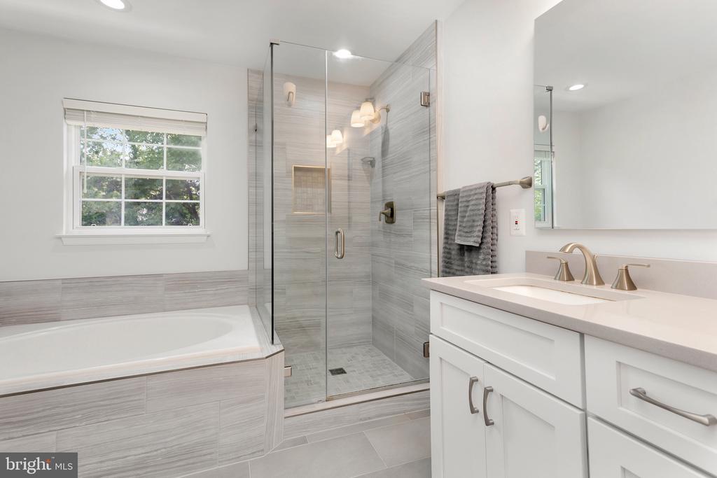 305 Oakcrest Manor Dr NE