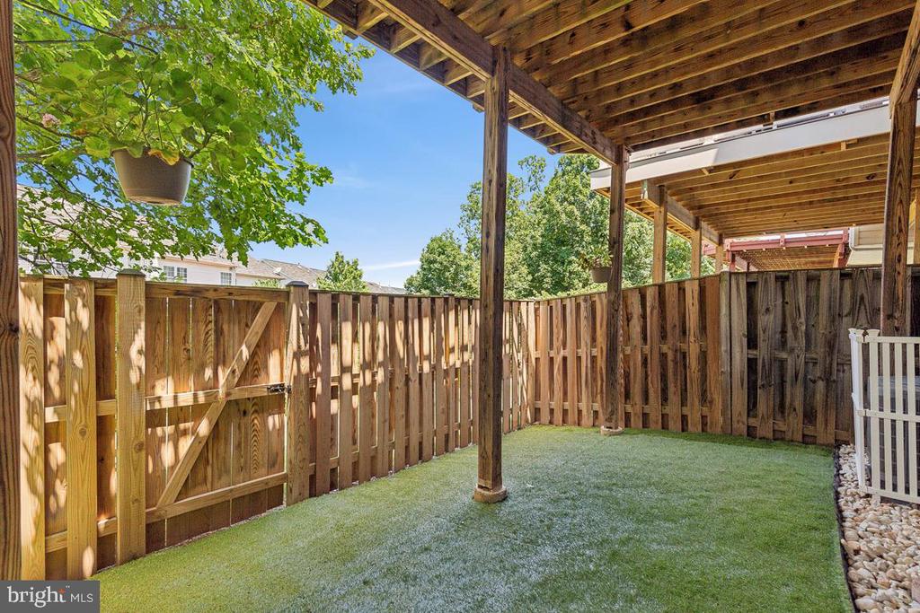 43121 SHADOW TERRACE