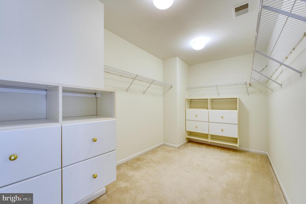 18424 Lanier Island Sq