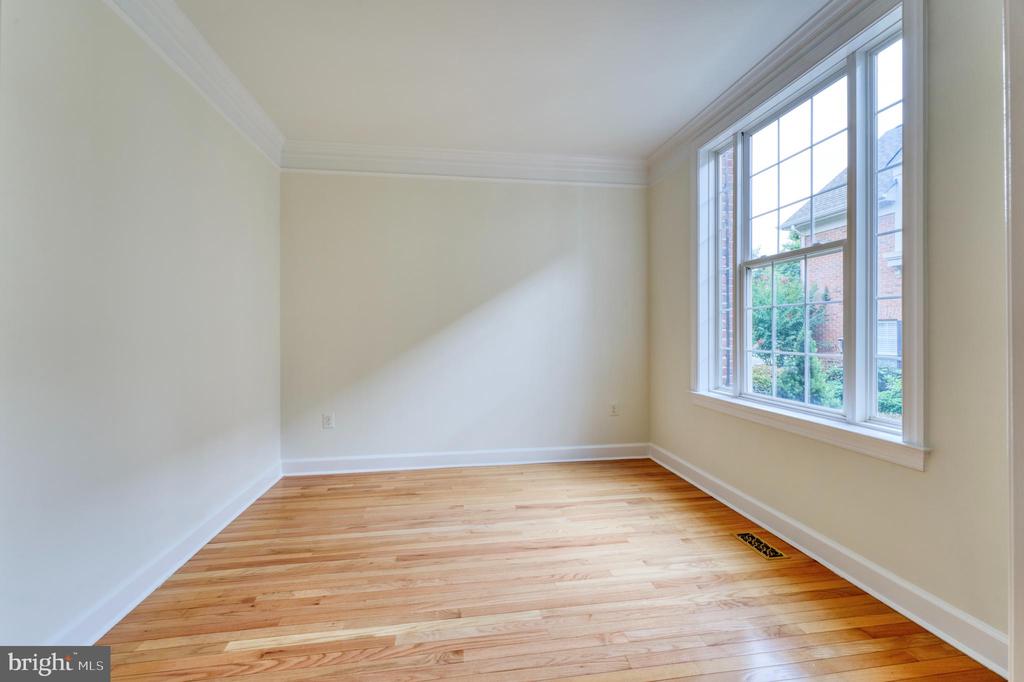 18424 Lanier Island Sq