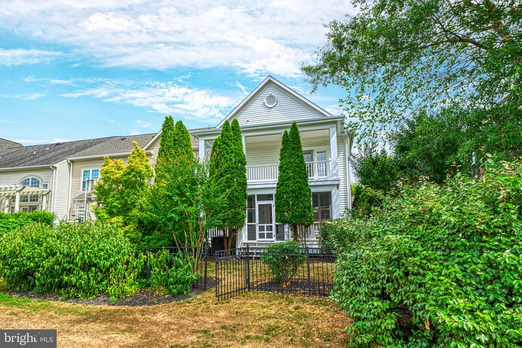 18424 Lanier Island Sq