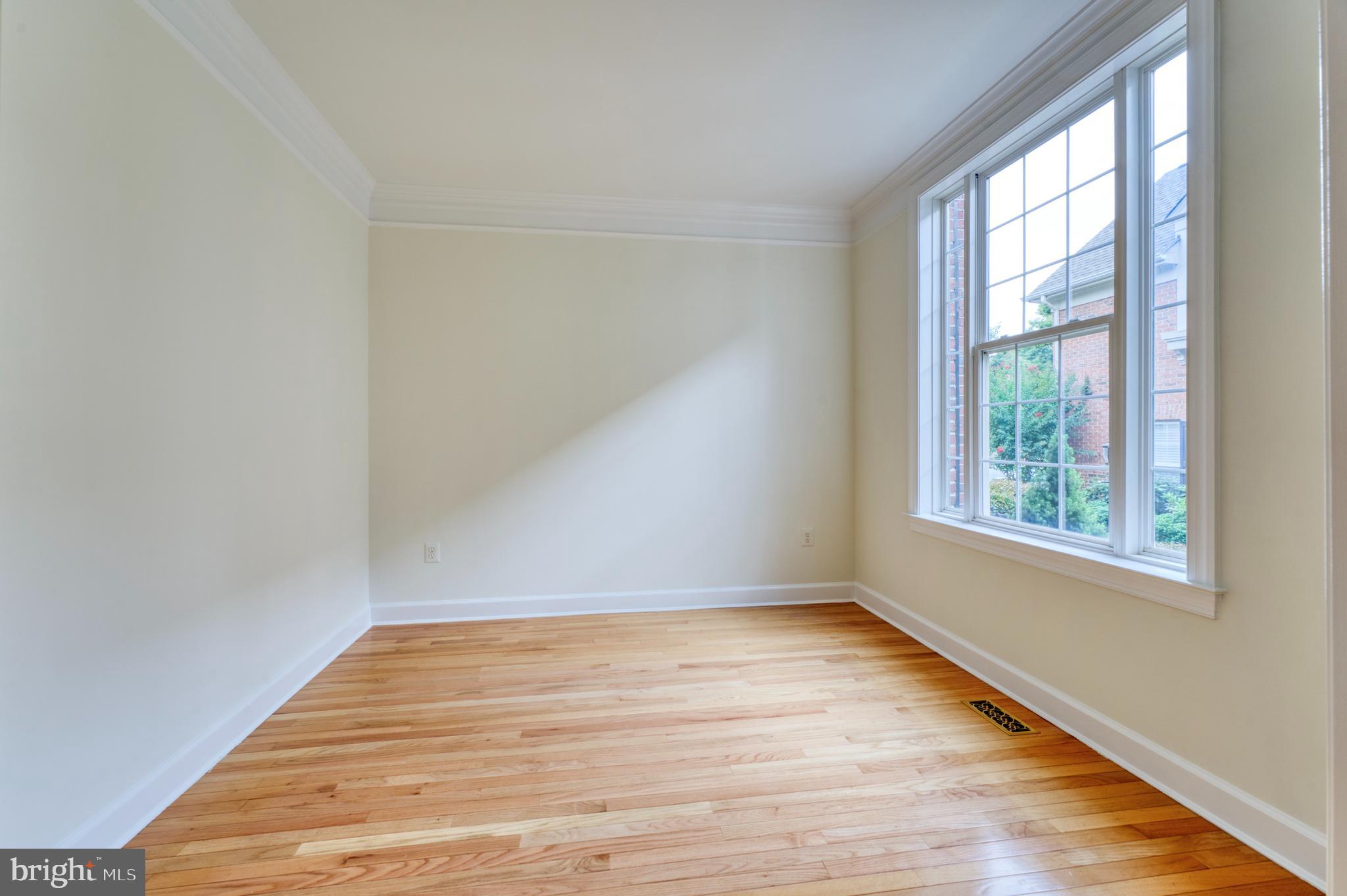 18424 Lanier Island Sq