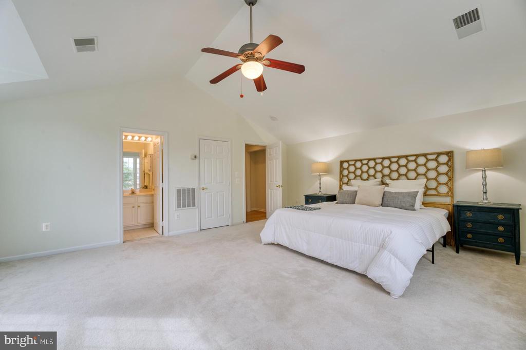 18424 Lanier Island Sq