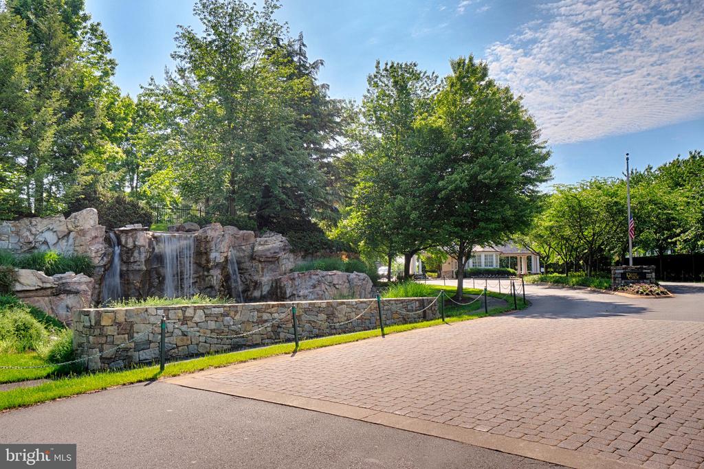 18424 Lanier Island Sq