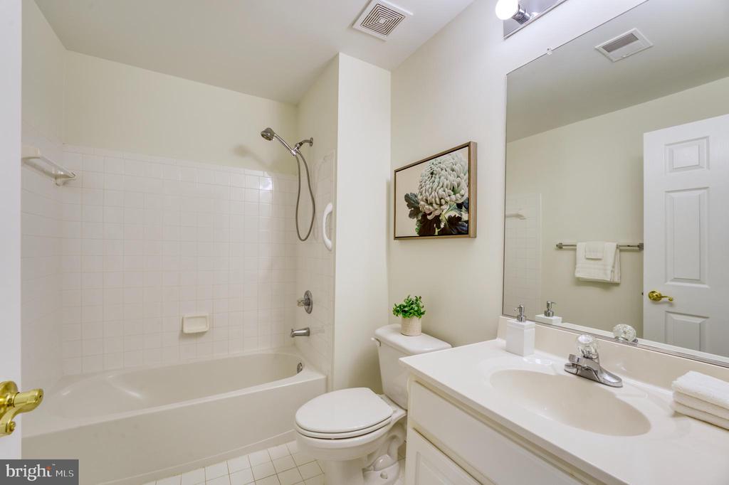 18424 Lanier Island Sq