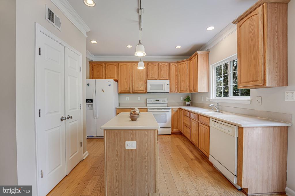 212 Mayfair Dr NE