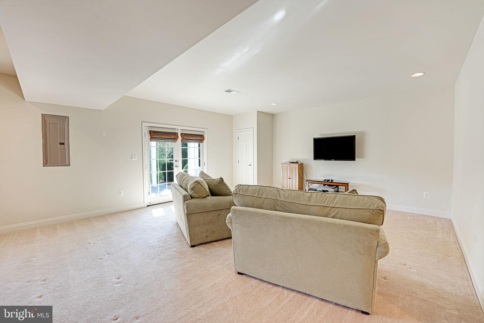 22988 Weybridge Sq