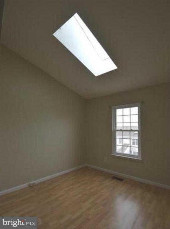 22 ESSEX SQ