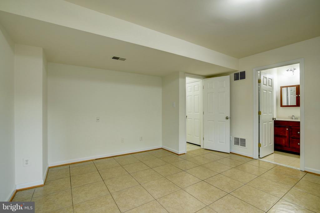 854 VANDERBILT TER SE