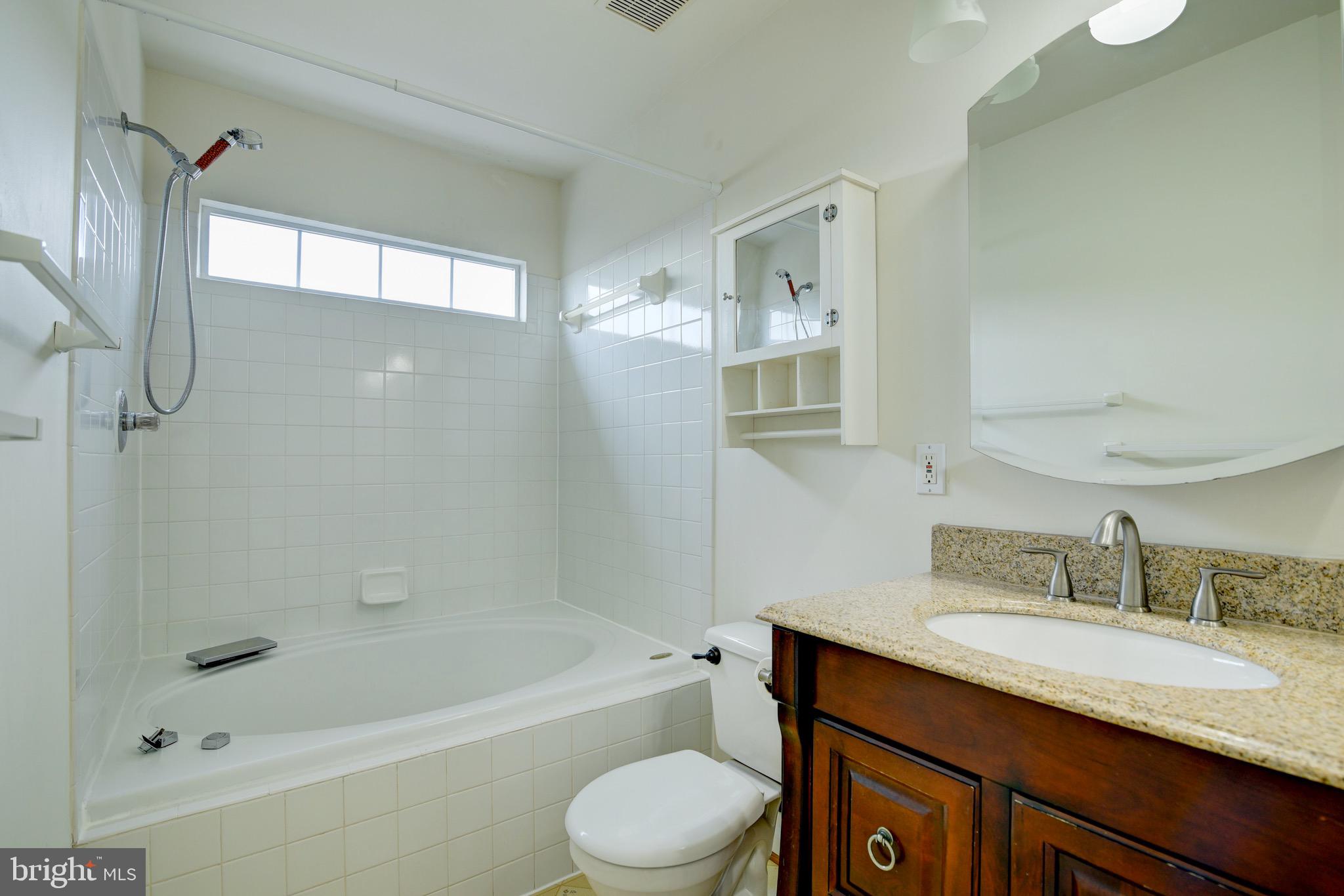 854 VANDERBILT TER SE