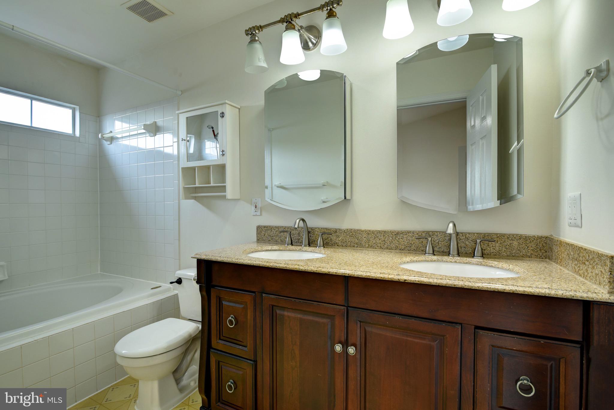 854 VANDERBILT TER SE