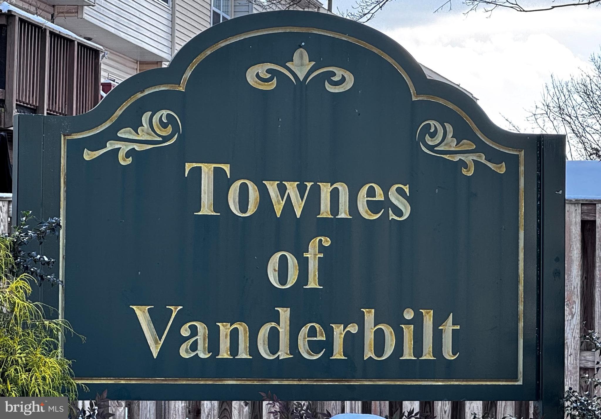 854 VANDERBILT TER SE