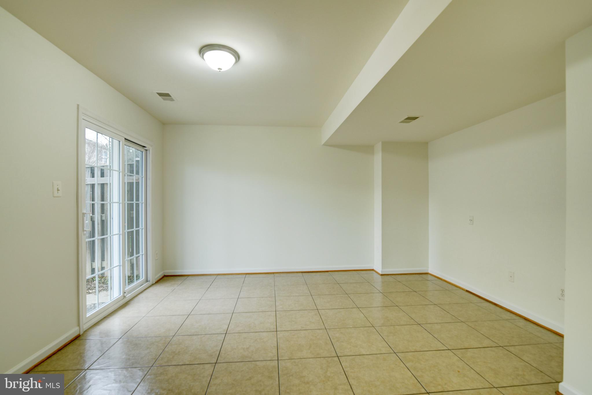 854 VANDERBILT TER SE