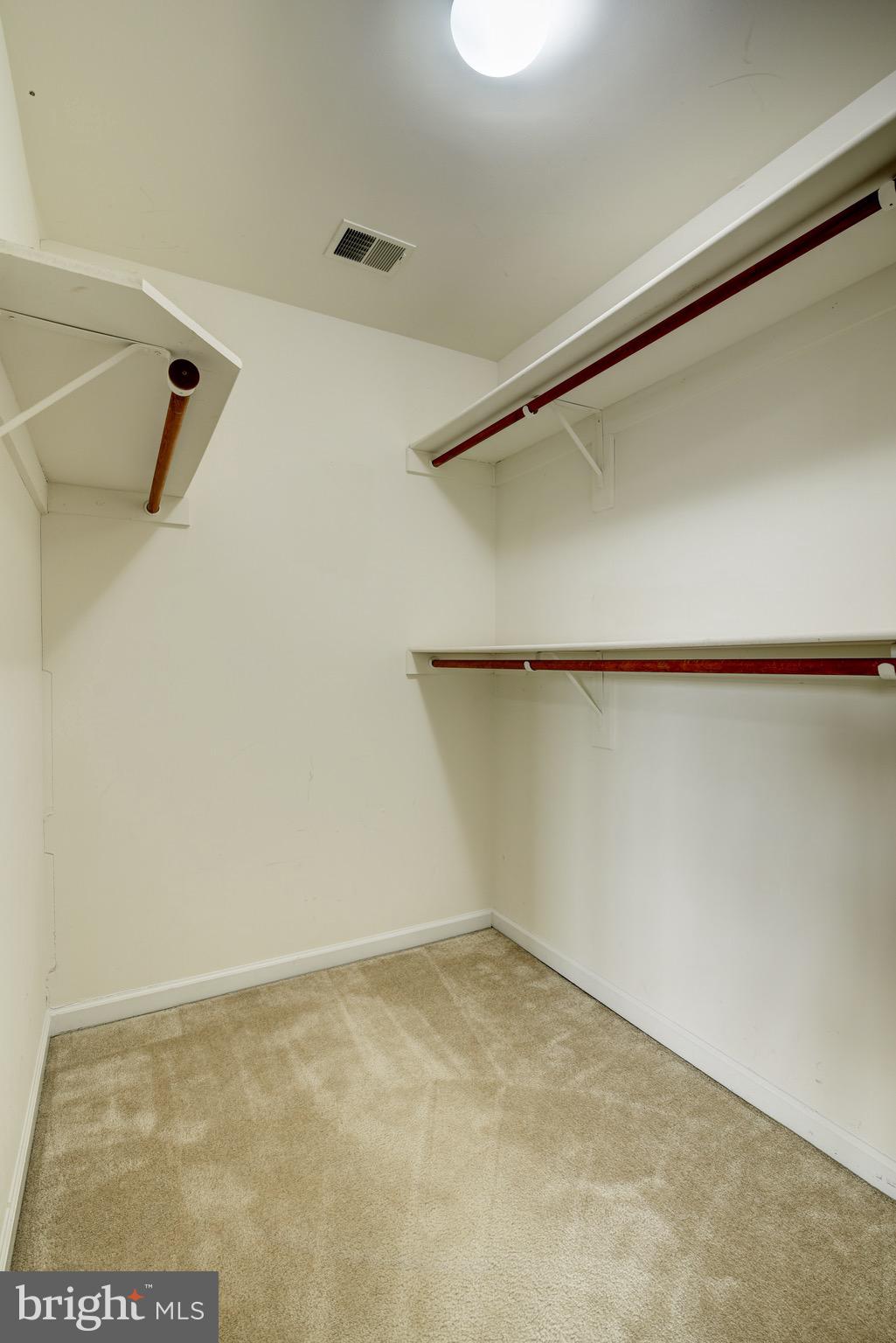 854 VANDERBILT TER SE