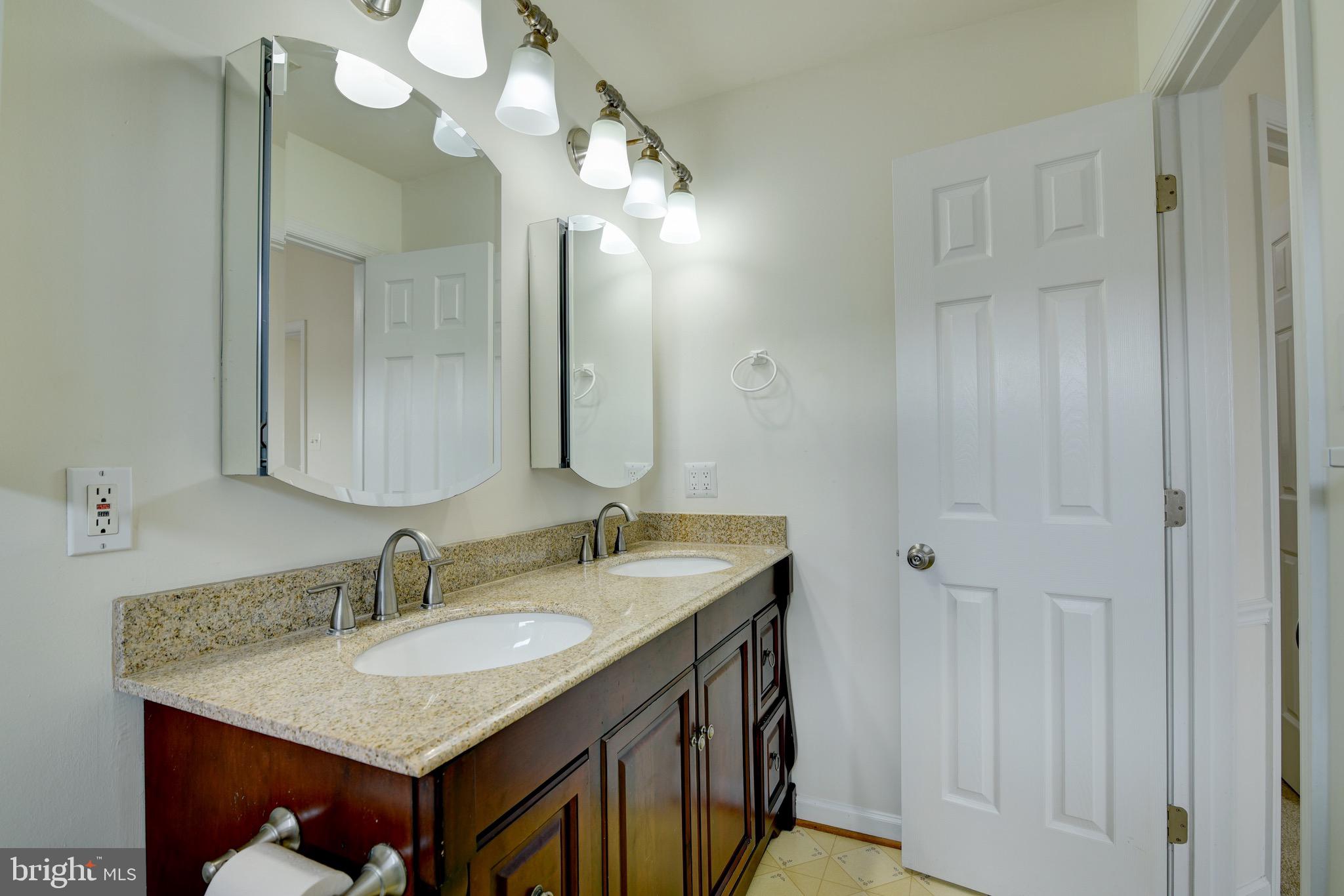 854 VANDERBILT TER SE