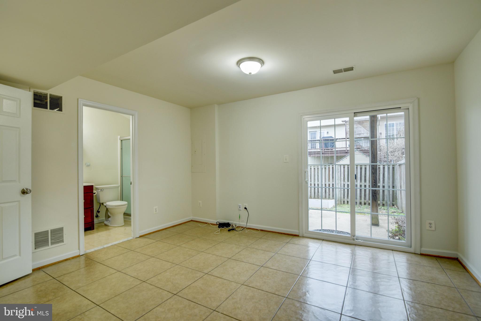 854 VANDERBILT TER SE