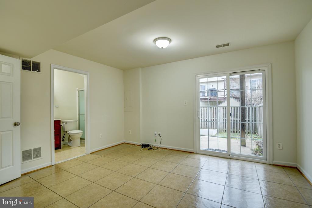 854 VANDERBILT TER SE