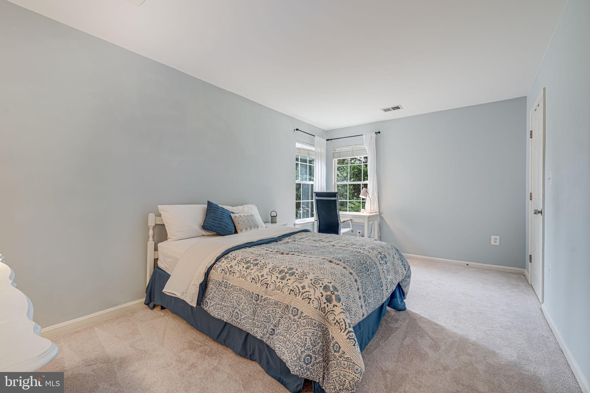 224 E Skyline Dr