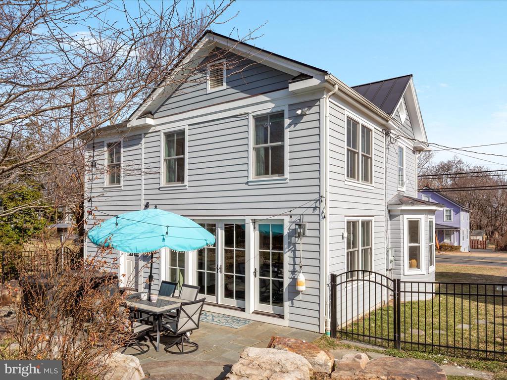 427 S King St