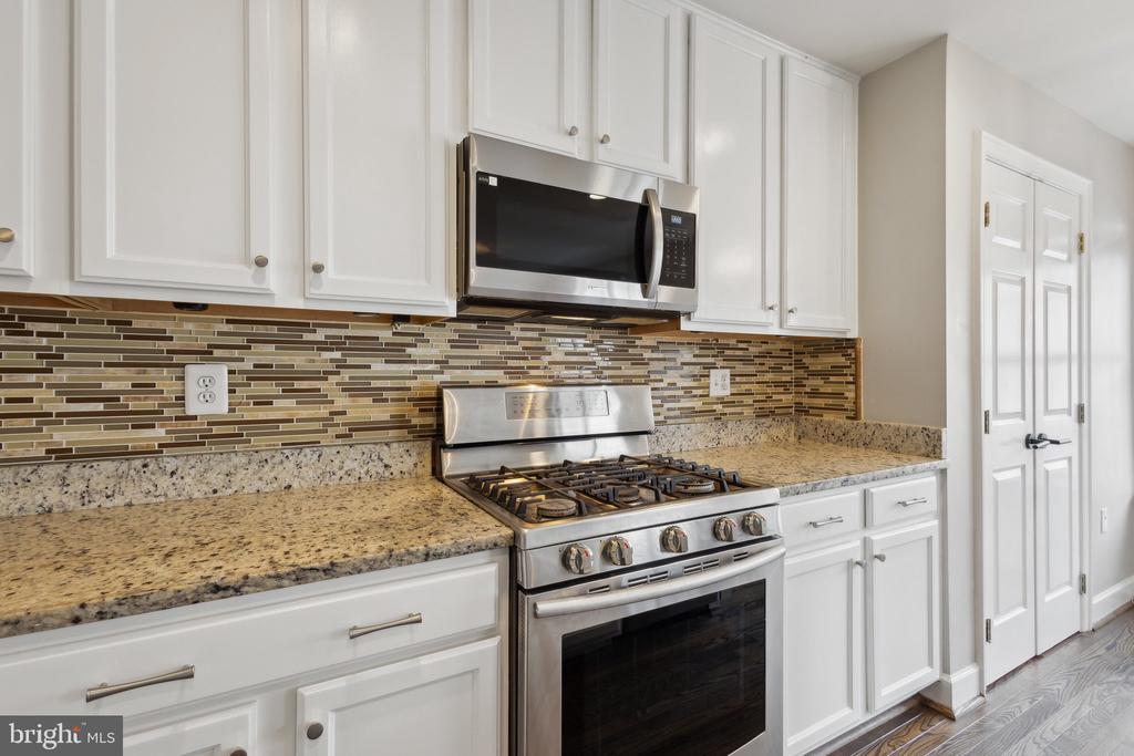 21497 RUSTY BLACKHAW SQUARE