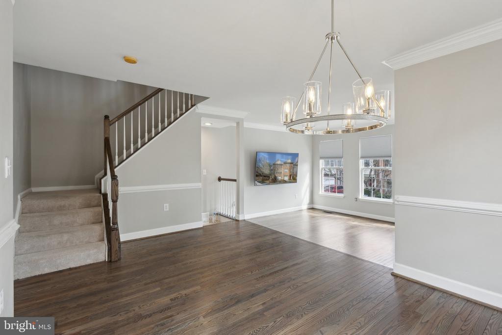 21497 RUSTY BLACKHAW SQUARE