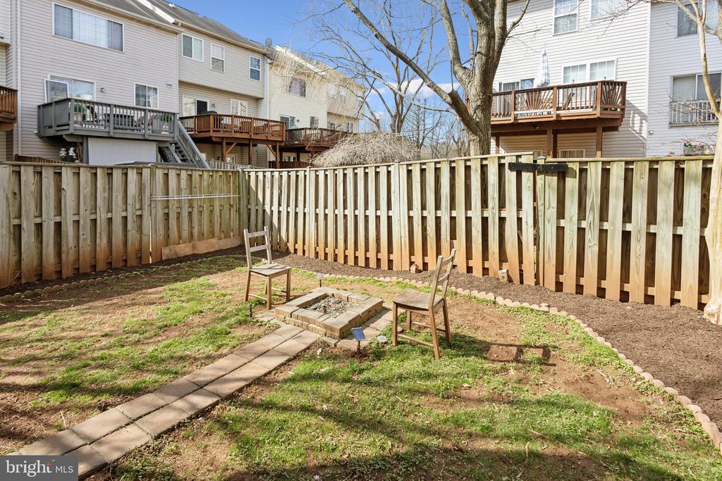 21497 RUSTY BLACKHAW SQUARE