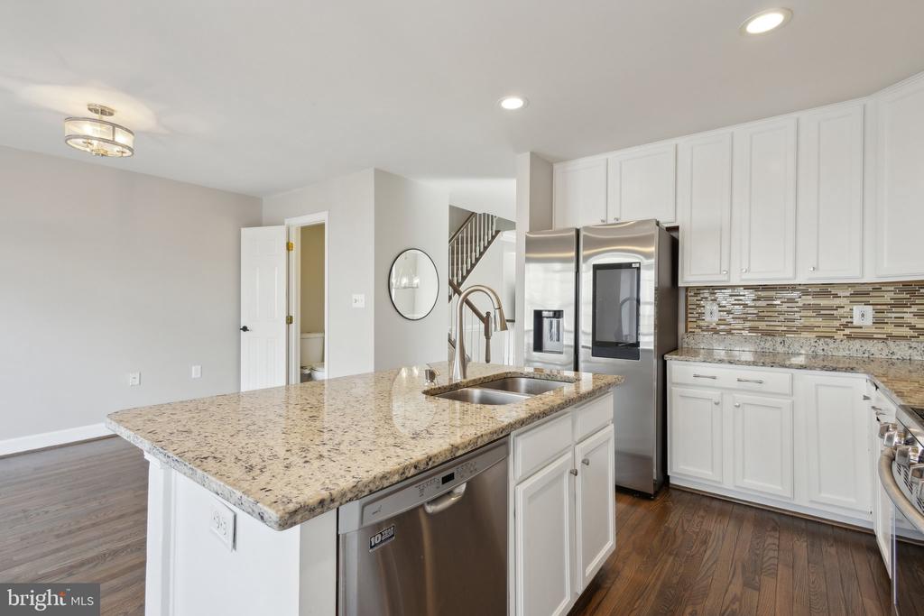 21497 RUSTY BLACKHAW SQUARE