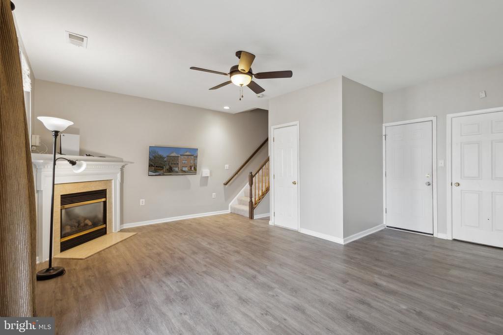 21497 RUSTY BLACKHAW SQUARE