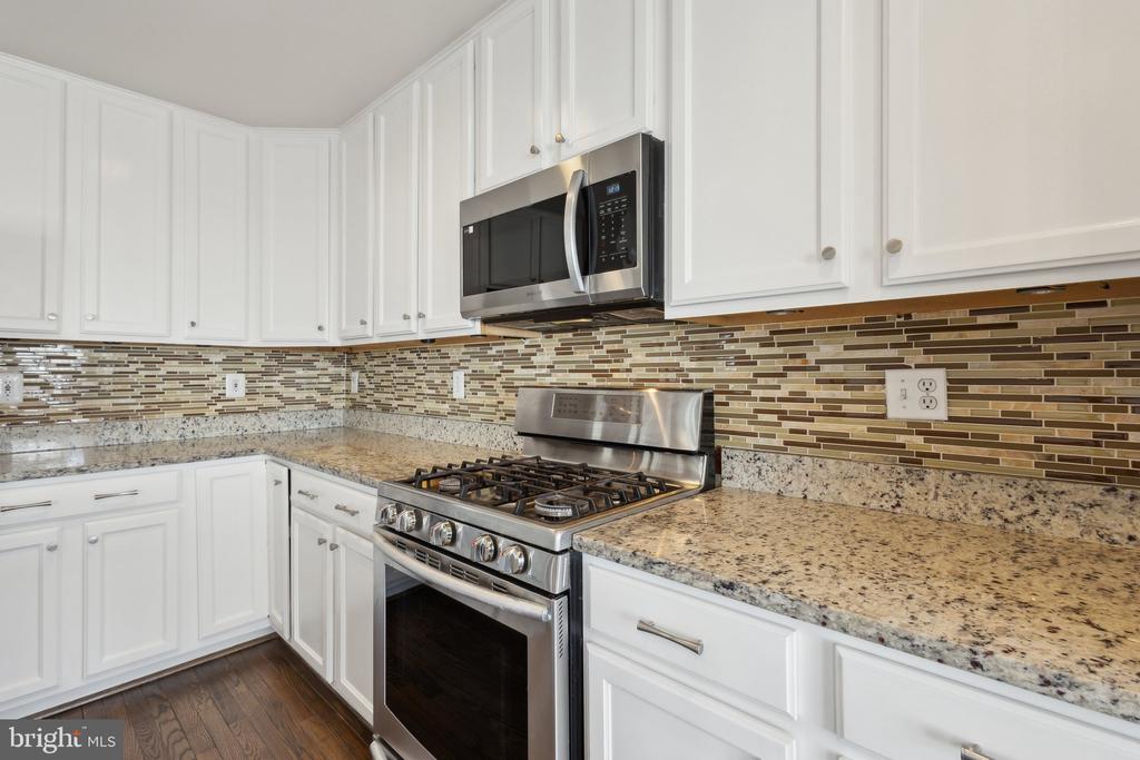 21497 RUSTY BLACKHAW SQUARE