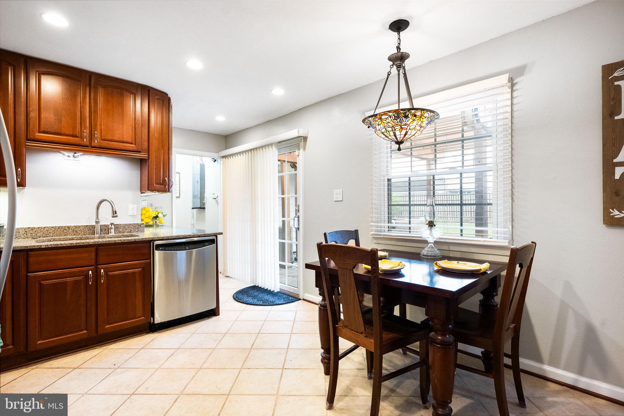 401 W Maple Ave W