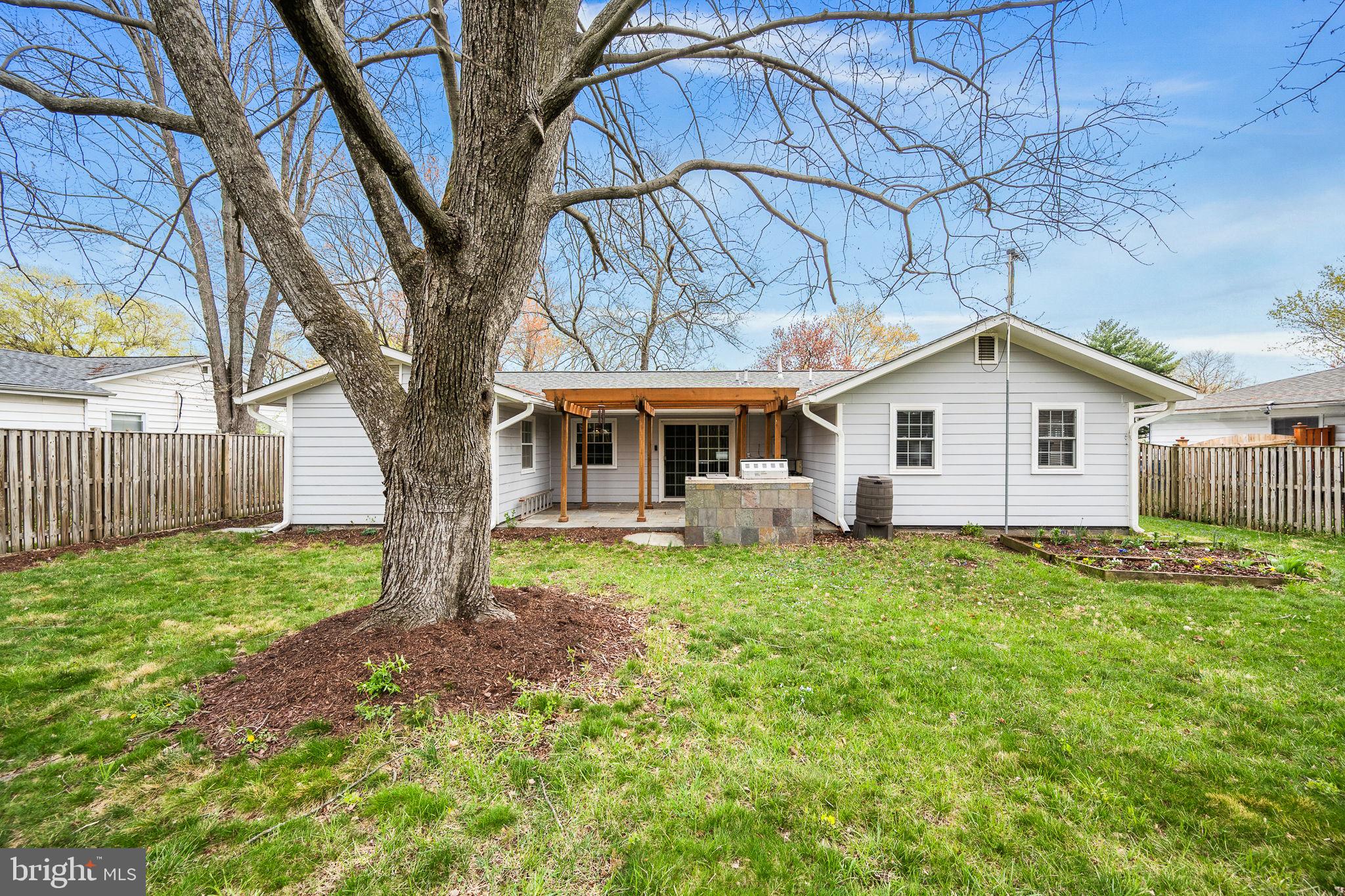 401 W Maple Ave W