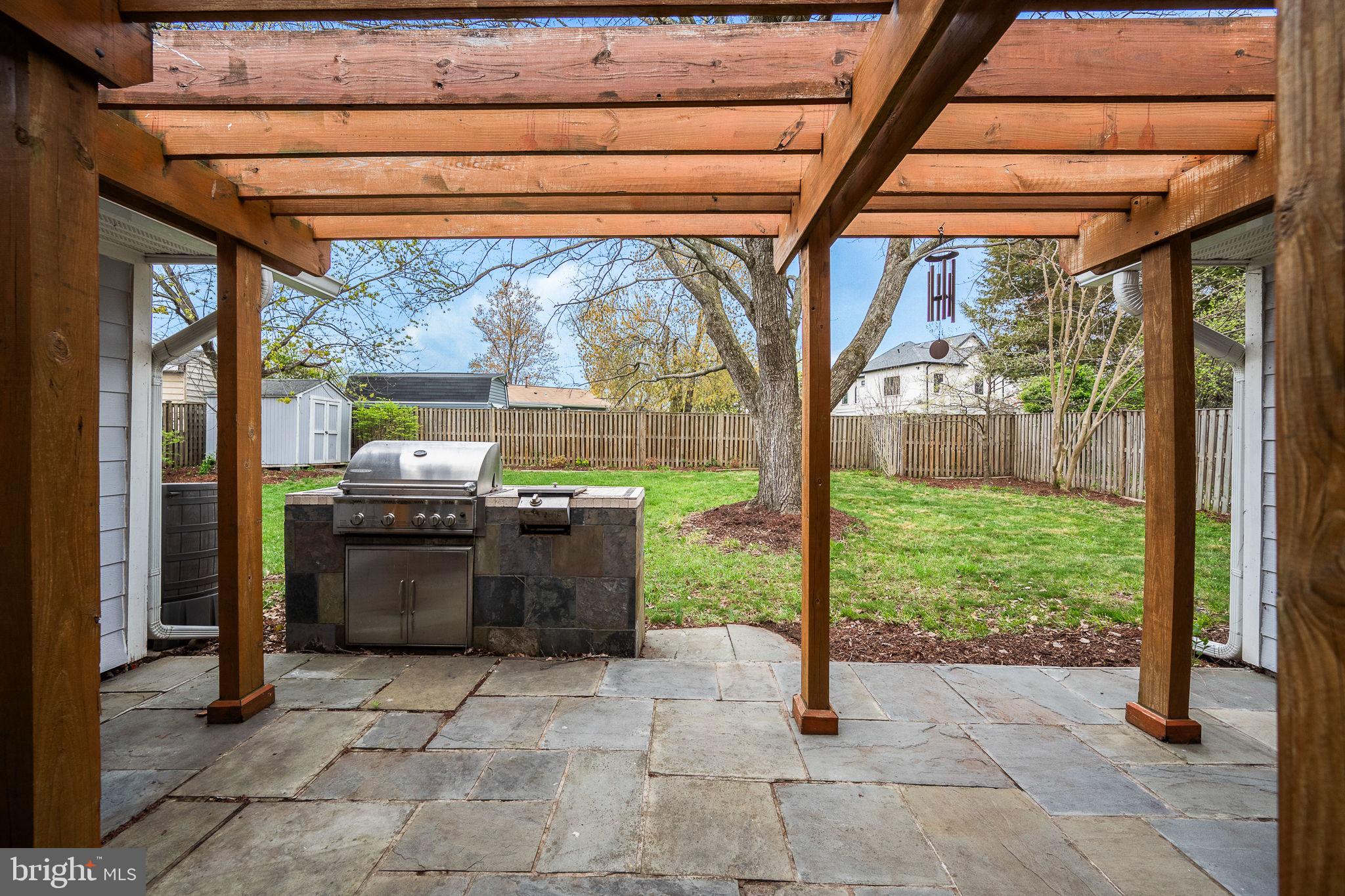 401 W Maple Ave W