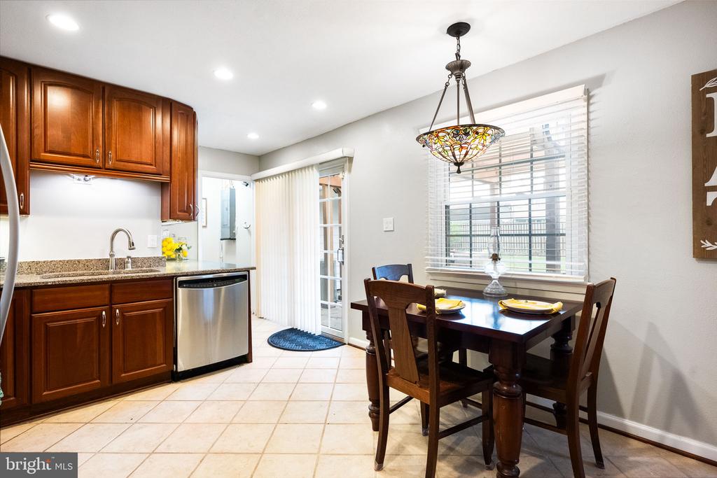 401 W Maple Ave W