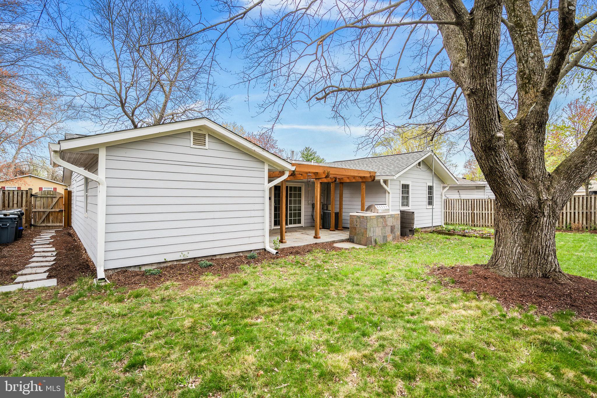 401 W Maple Ave W