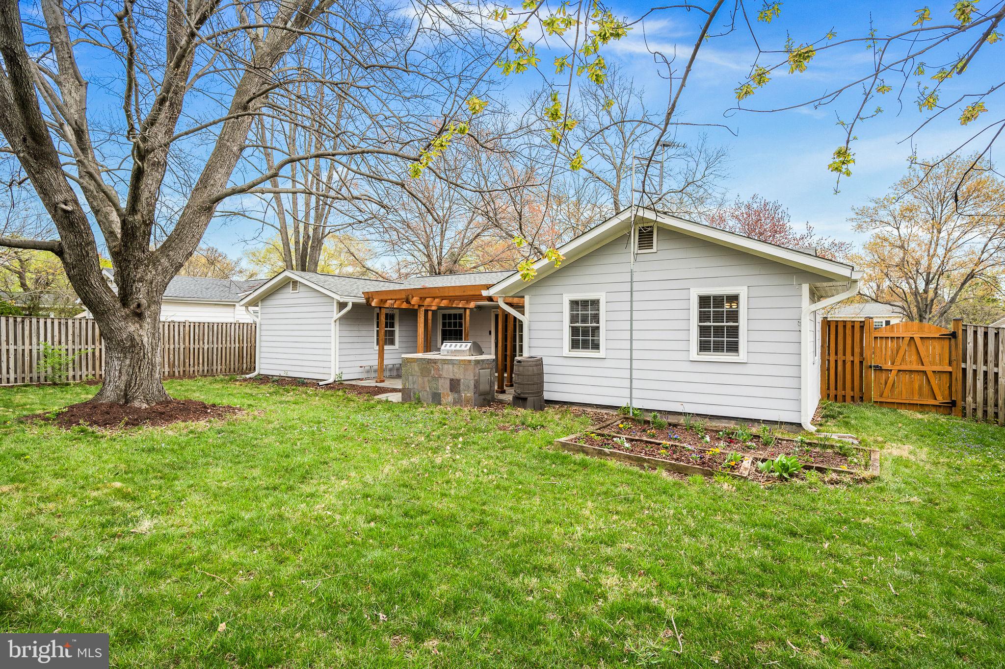 401 W Maple Ave W