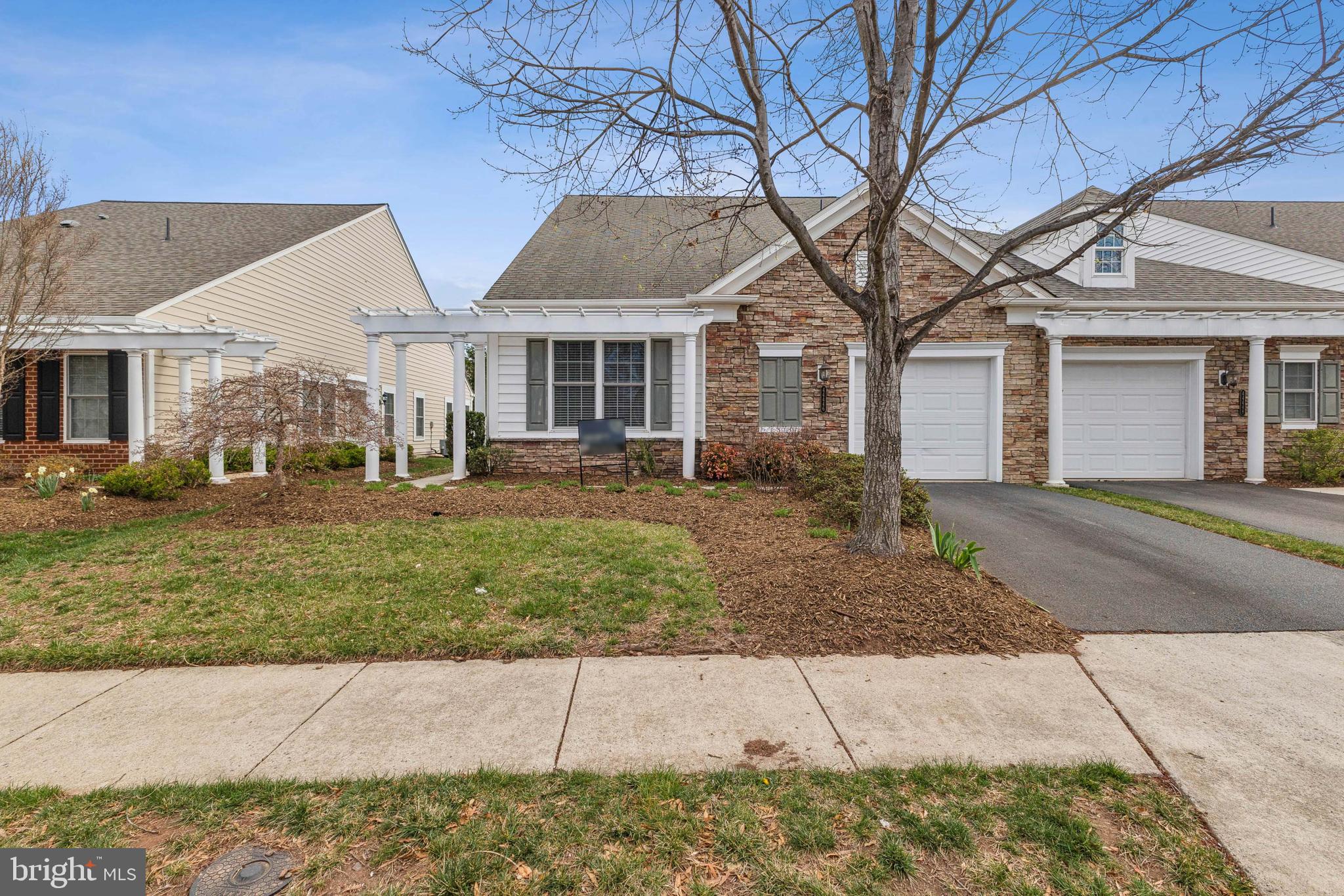 44446 Oakmont Manor Sq