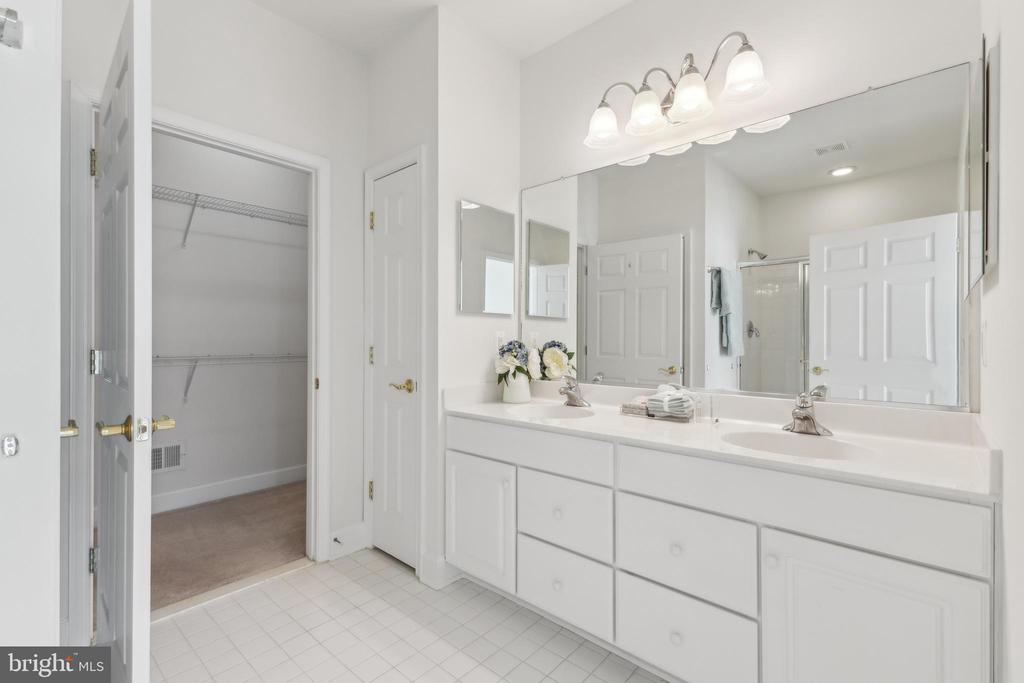 44446 Oakmont Manor Sq