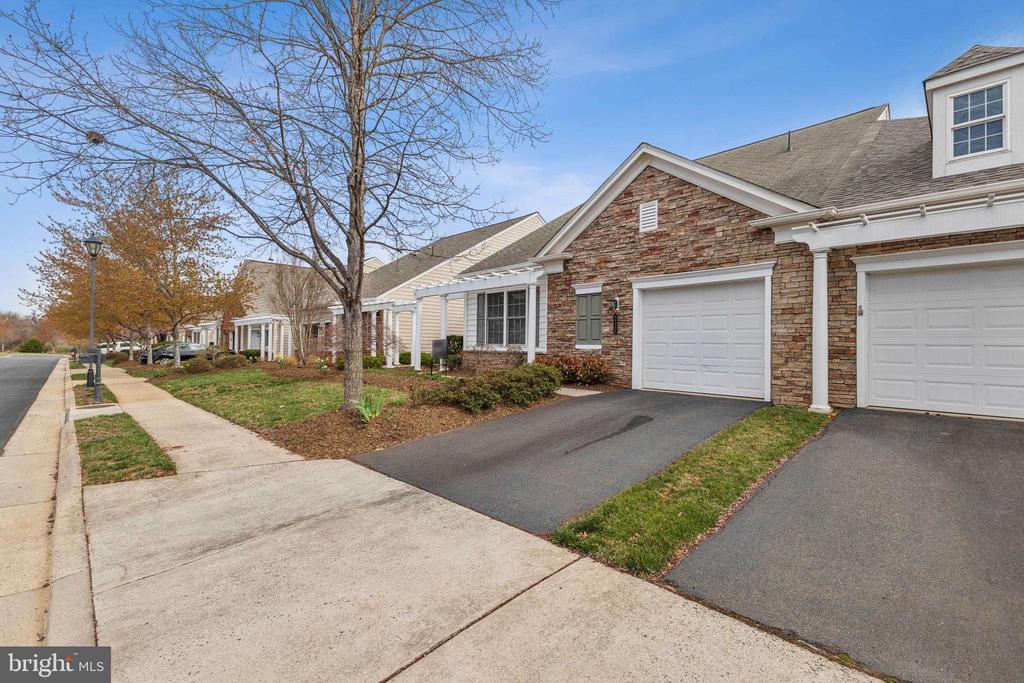 44446 Oakmont Manor Sq