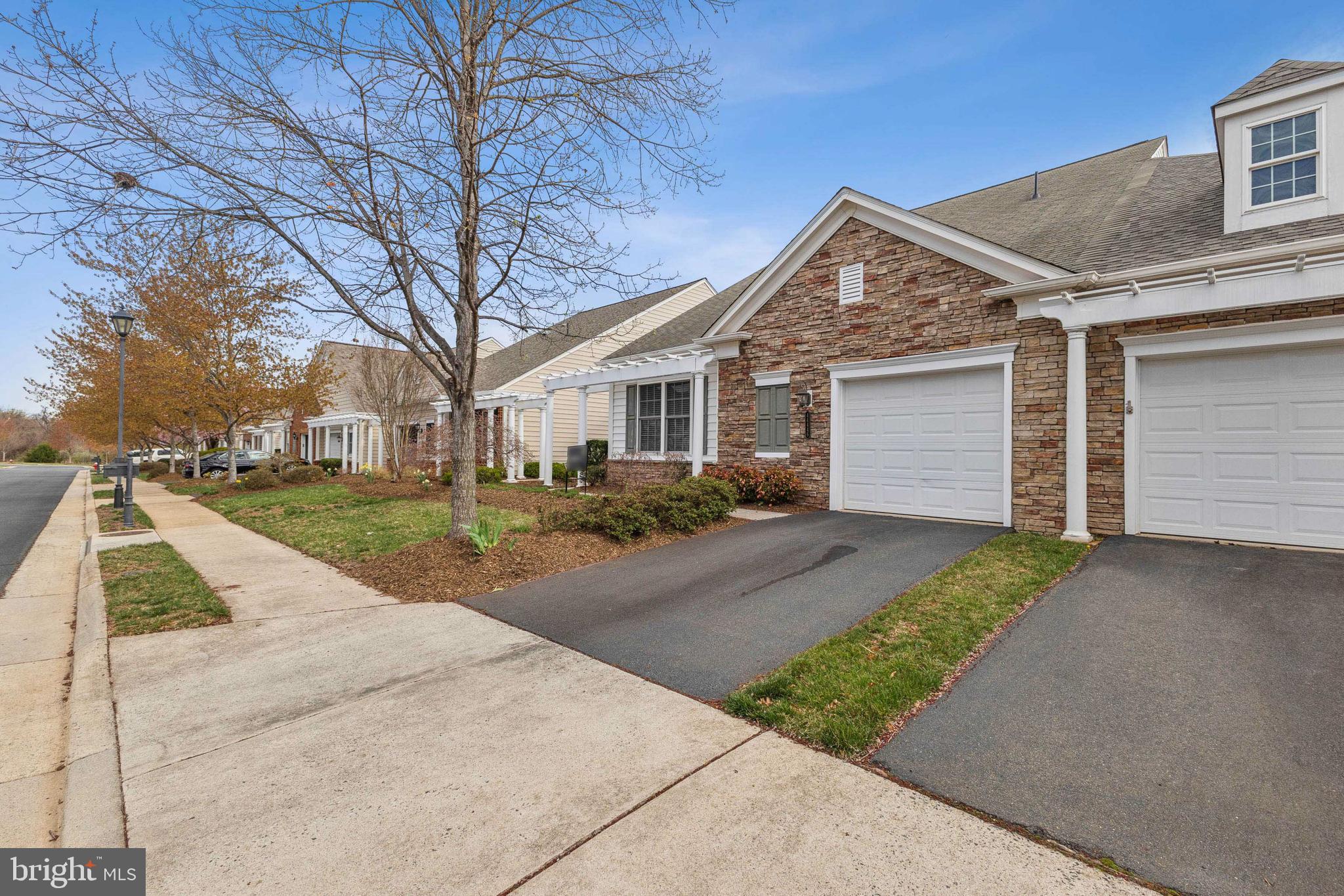 44446 Oakmont Manor Sq