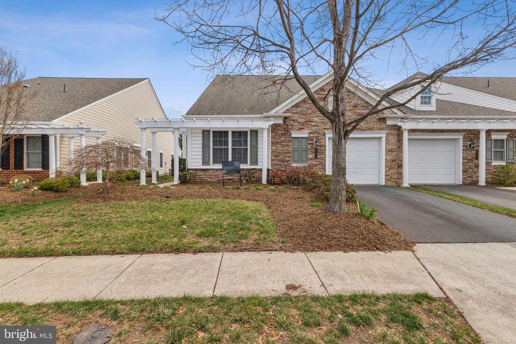 44446 Oakmont Manor Sq
